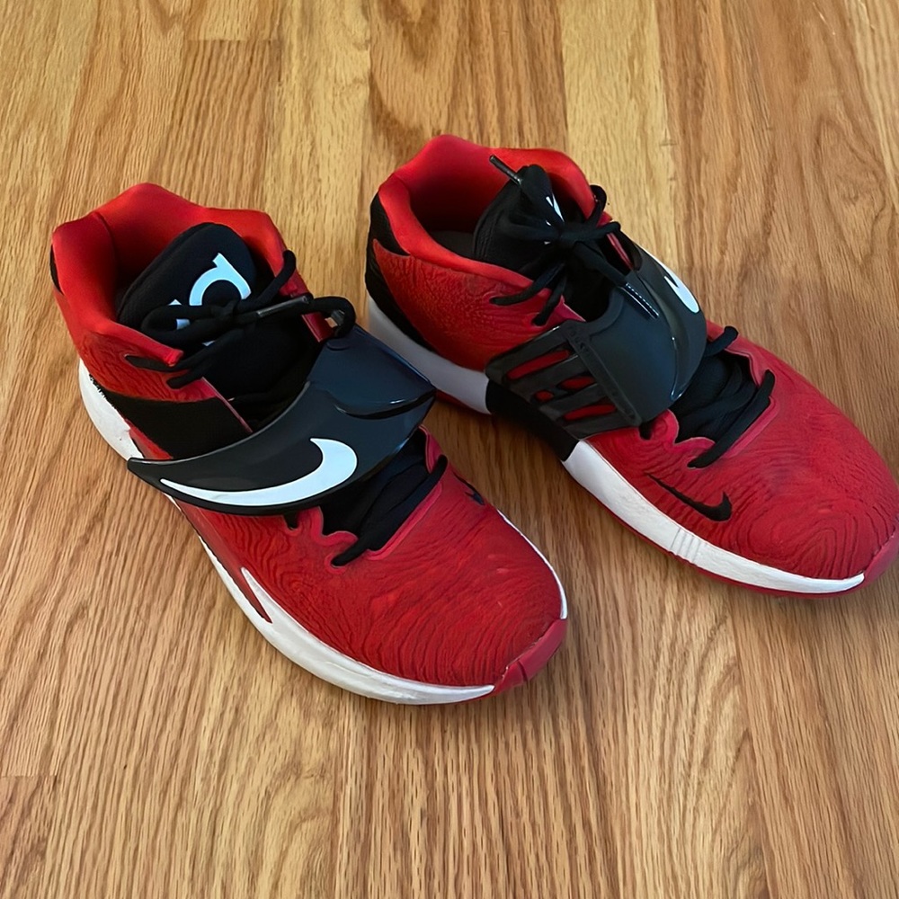 NIKE boys- Kevin Durant XIV basketball sneaker.